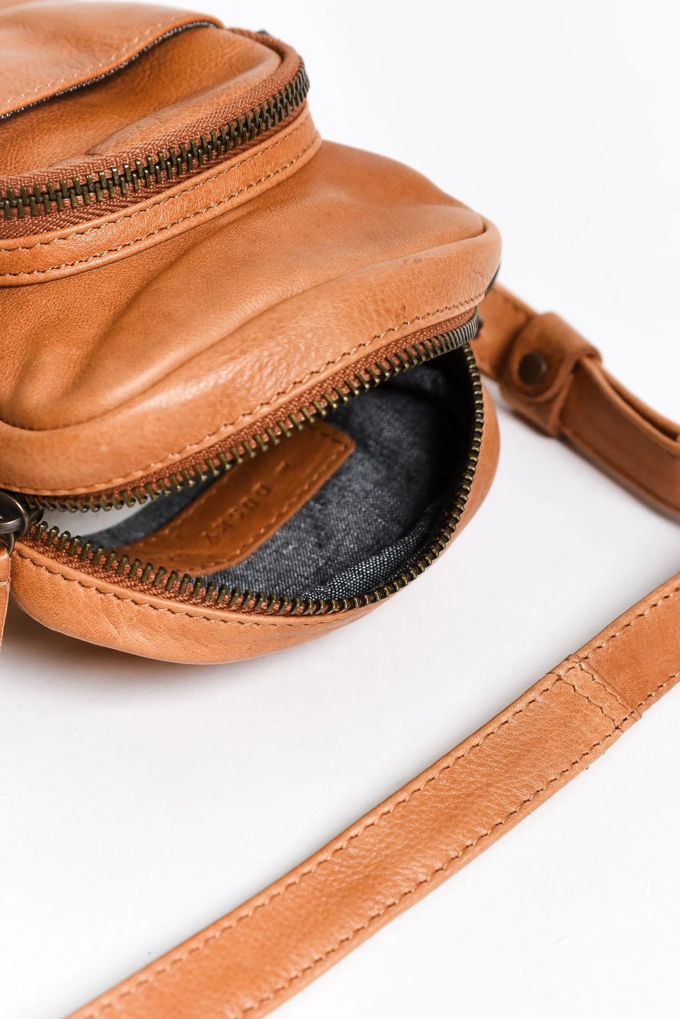 Face the Music Tan Leather Camera Bag - Image 2