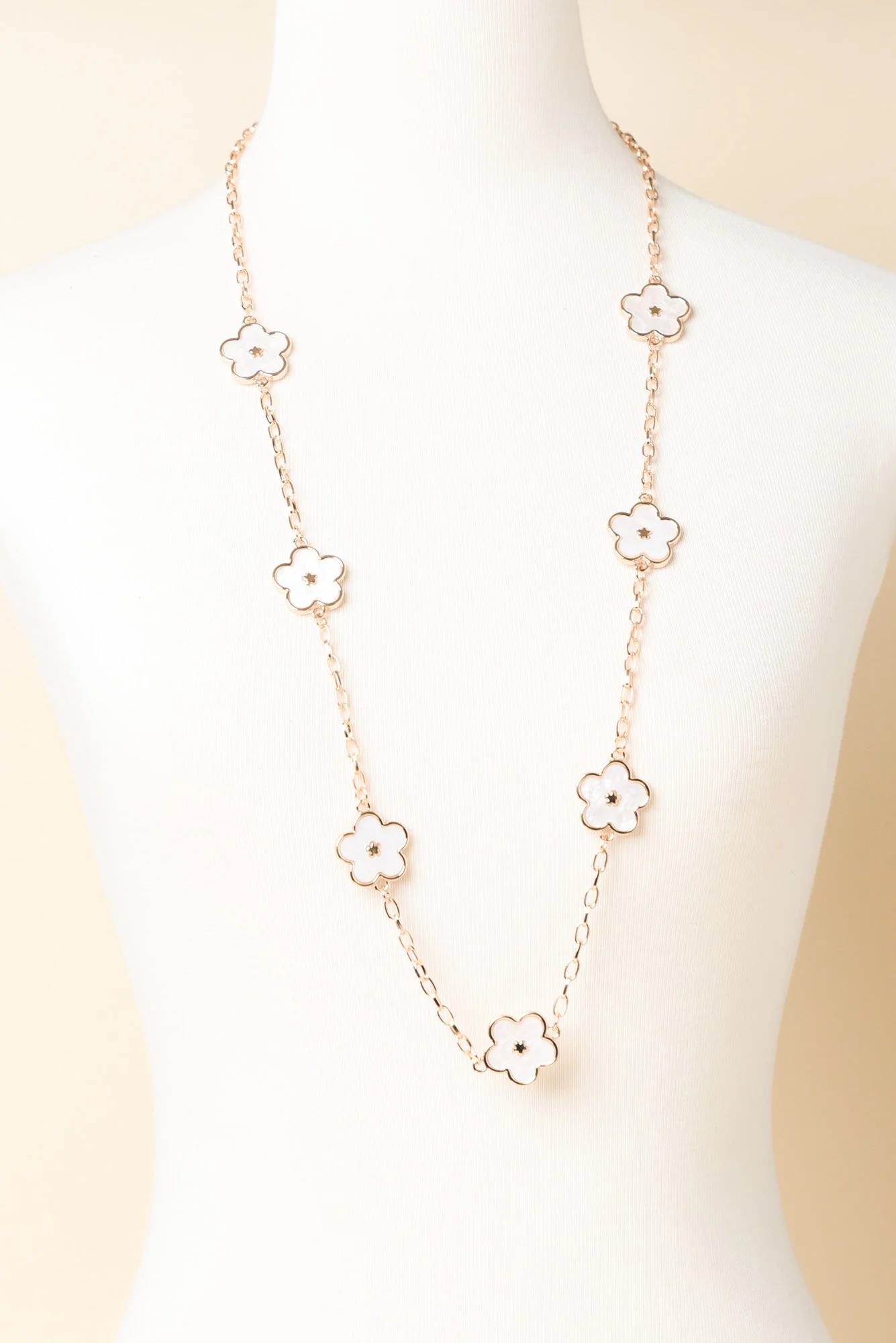 Javia White Flower Chain Necklace - Image 2