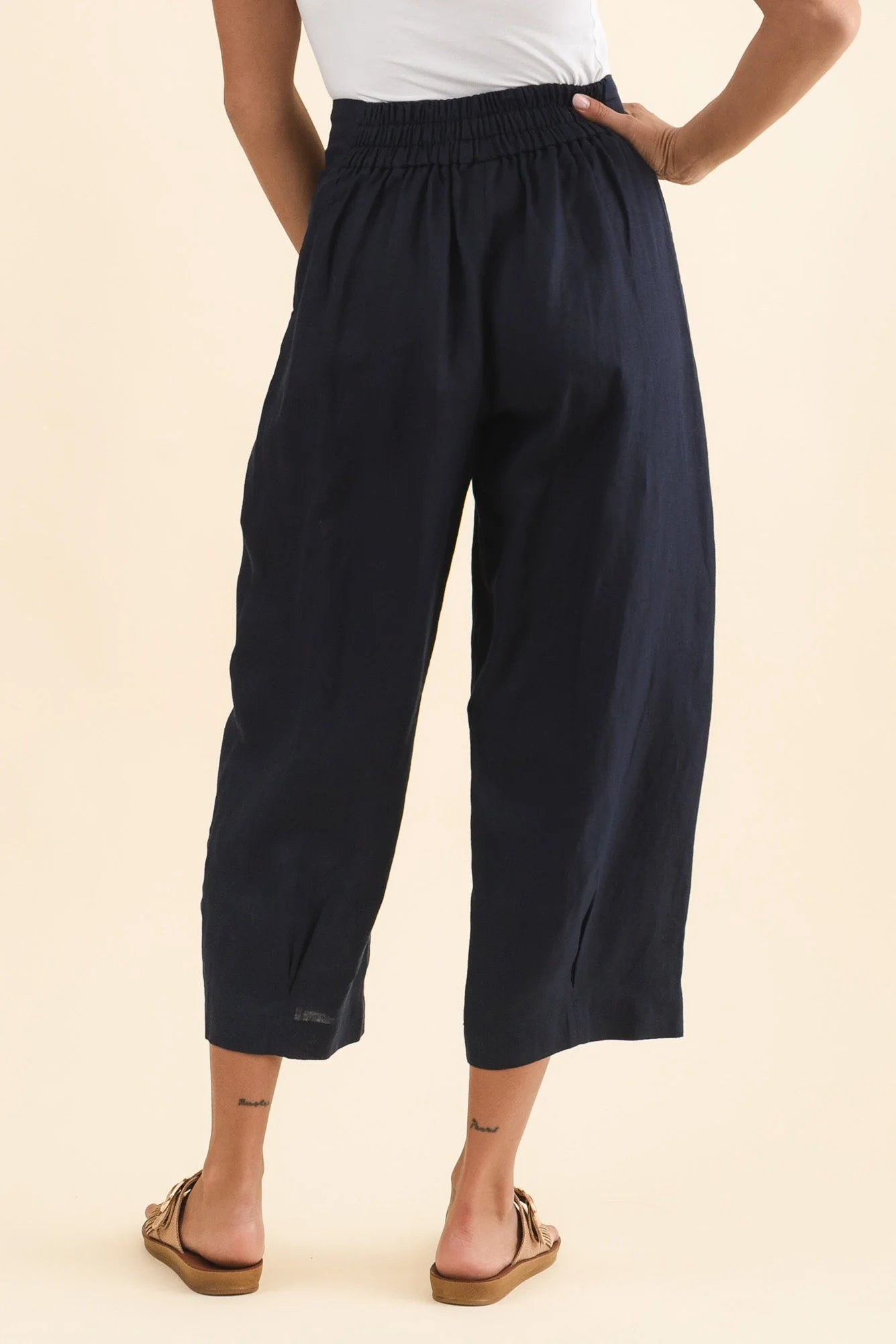 Lassie Navy Linen Barrel Pants - Image 4