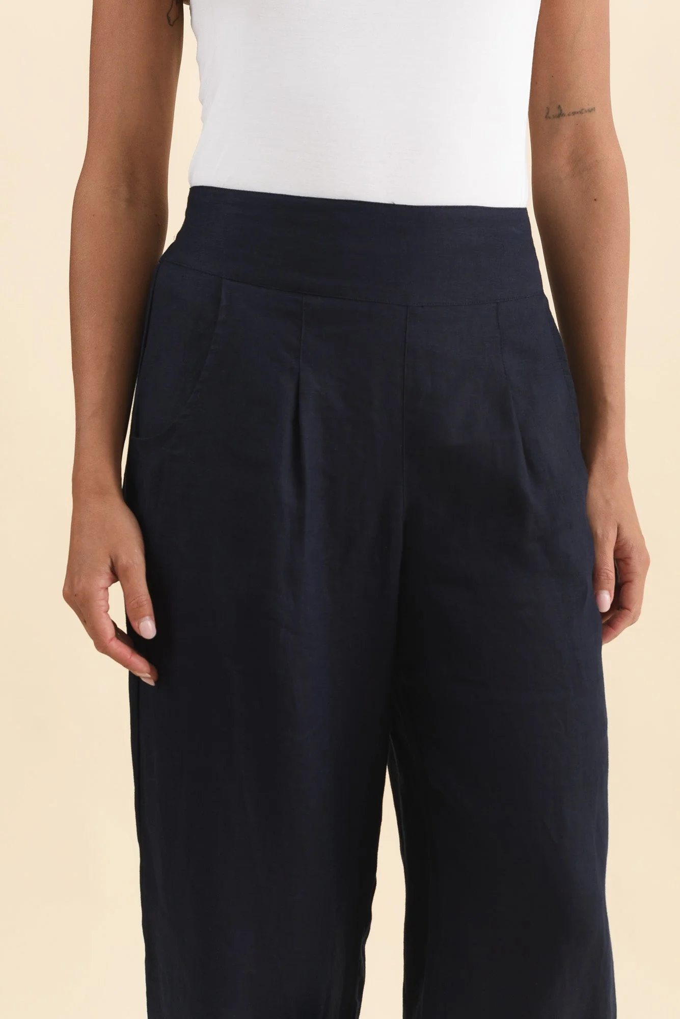 Lassie Navy Linen Barrel Pants - Image 5