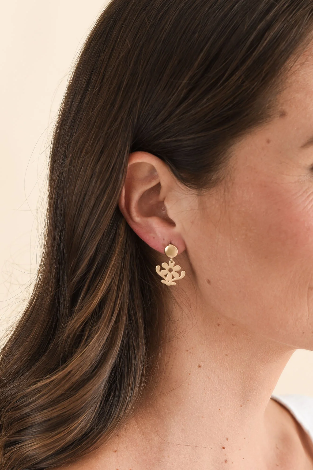 Zeta Gold Daisy Stud Earrings - Image 2